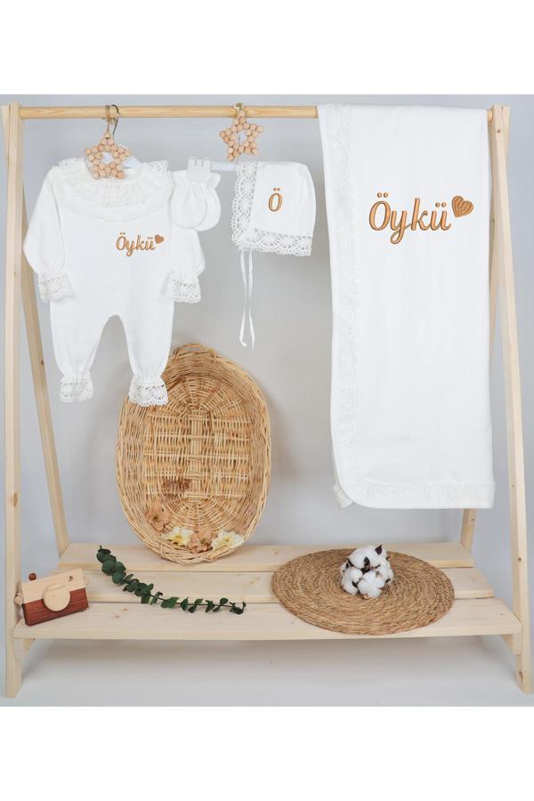 Gros Shop %100 Pamuk Organik Dantelli Tulum 4'Lü Hastane Çıkış Seti (Kişiye Özgü İsimli Nakış Desenli) - Image 1