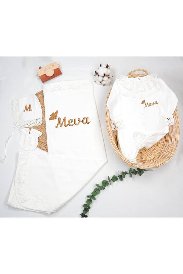 Gros Shop %100 Pamuk Organik Dantelli Tulum 4'Lü Hastane Çıkış Seti (Kişiye Özgü İsimli Nakış Desenli) - Image 1
