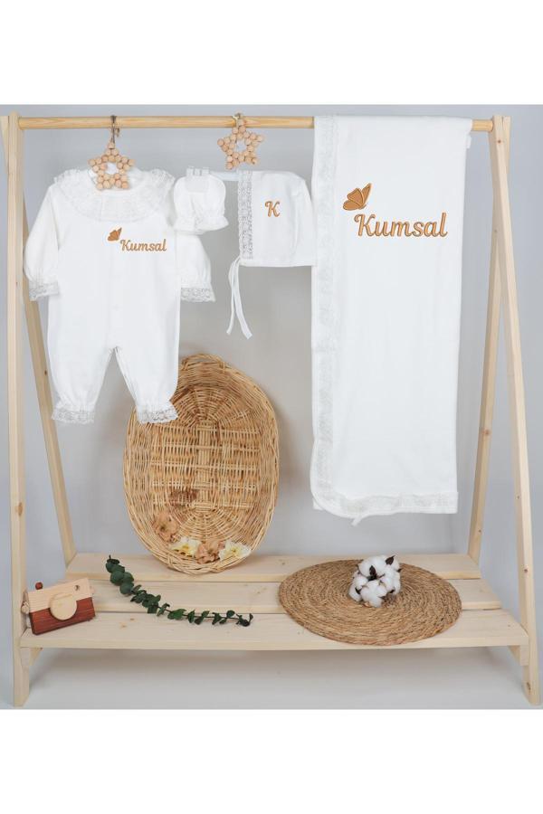 Gros Shop %100 Pamuk Organik Dantelli Tulum 4'Lü Hastane Çıkış Seti (Kişiye Özgü İsimli Nakış Desenli) - Image 1