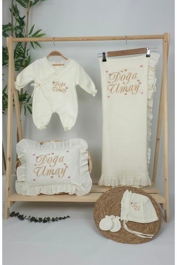 Gros Shop Müslin Yeni Doğan 4Katlı Organik %100Pamuk Kişiye Özgü Nakışlı Hastane Çıkış Seti (Çoklu Kalp-1) - Image 1