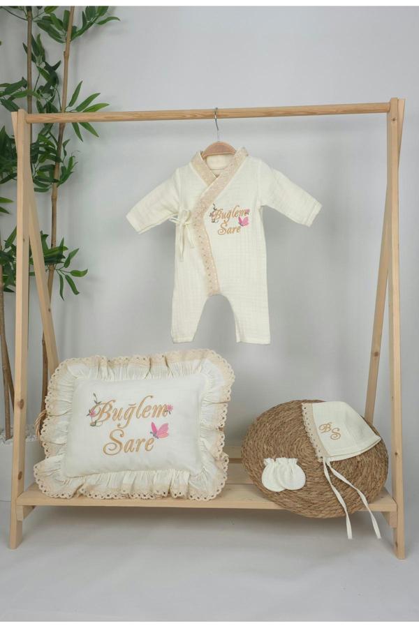 Gros Shop Müslin Yeni Doğan 4Katlı Organik %100Pamuk Kişiye Özgü Nakışlı Hastane Çıkış Seti(Kelebekli Papatya) - Image 1