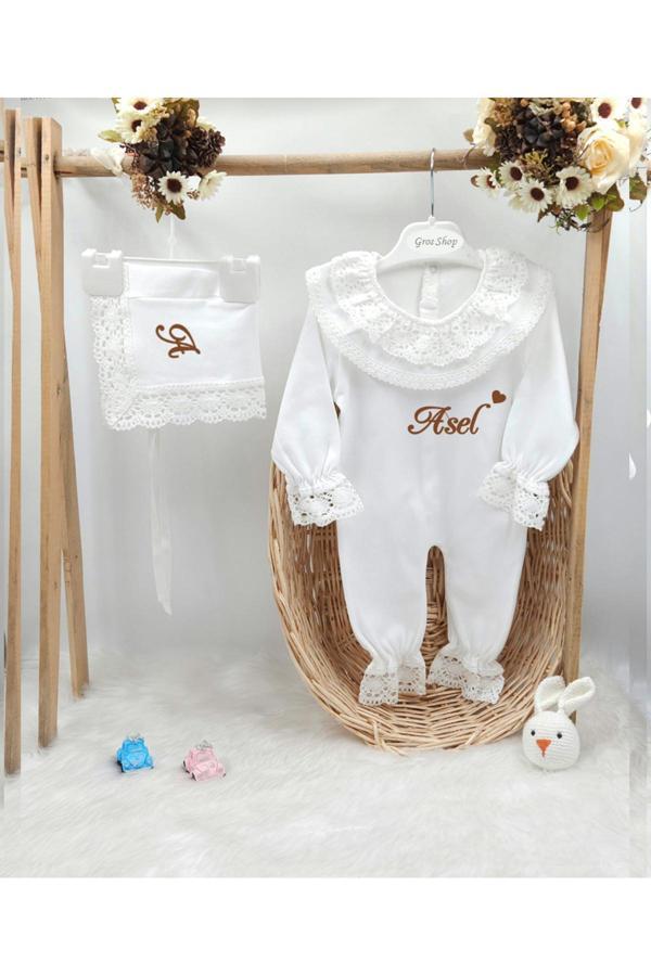Gros Shop Yeni Doğan %100 Pamuk Dantelli Hastene Çıkış Tulum Seti (Kişiye Özgü İsimli Nakış Desenli) - Image 1