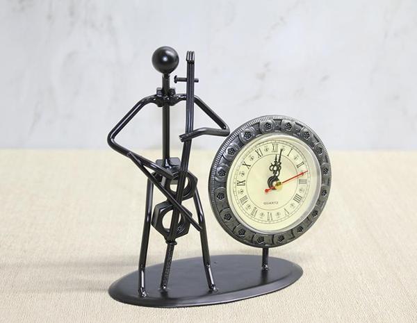 Metal Saatli Keman Çalan Müzisyen  - Image 1