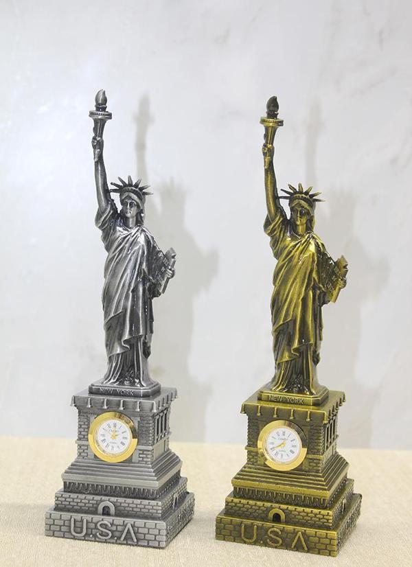 Metal Saatli Özgürlük Anıtı  - Image 1