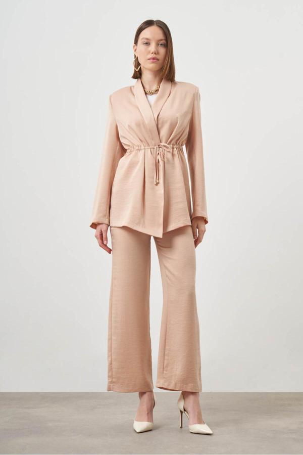 Mizalle Bağ Detaylı Saten Bej Ceket - Image 1