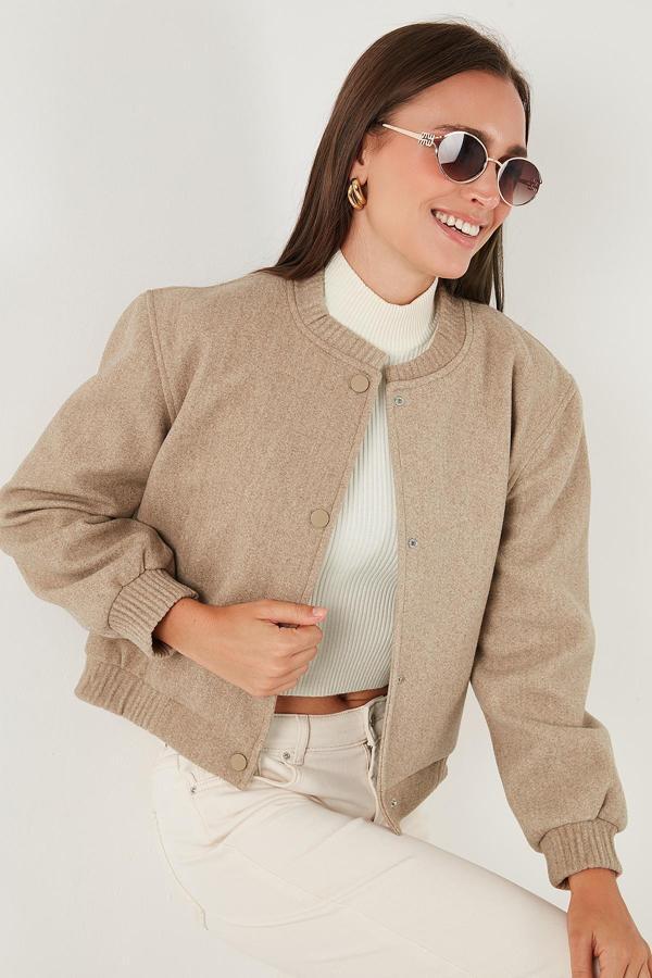 Lela Loose Fit Sıfır Yaka Çıtçıtlı Kaşe Kısa Bayan Mont 6810178 BEJ - Image 1