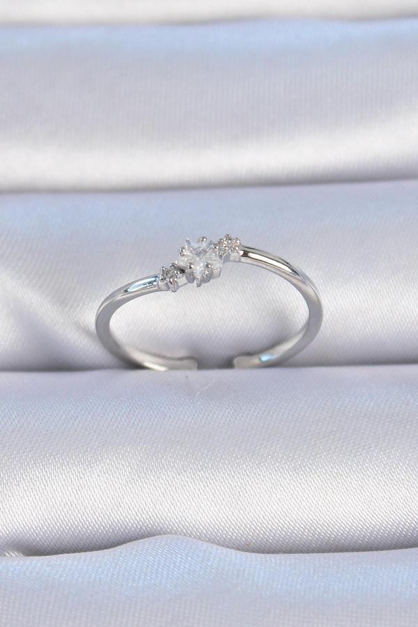 Pirinç Gümüş Renk Çiçek Model Zirkon Taş Detay Kadın Yüzük - Image 1