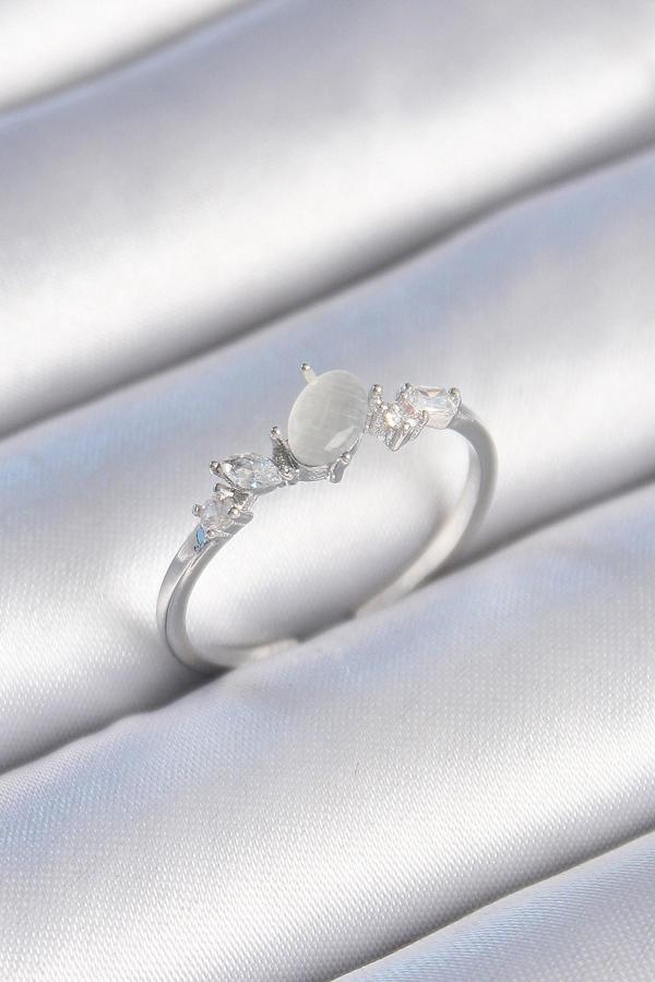 Pirinç Gümüş Renk Zirkon Taşlı Oval Beyaz Mineli Kadın Yüzük - Image 1