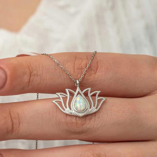 Supertrend Gümüş Beyaz Opal Taşlı Lotus Kadın Kolye - Image 1