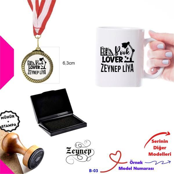 Kişiye Özel Book Lover Hediye Seti - Ahşap Mühür, Madalya ve Kupa B Serisi - Image 1
