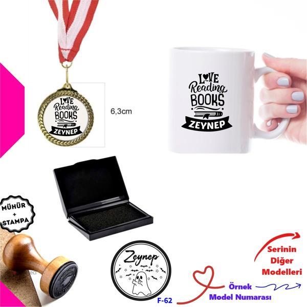 Kişiye Özel İsimli Kitapsever Seti - Ahşap Mühür, Madalya ve Kupa Bardak F Serisi - Image 1