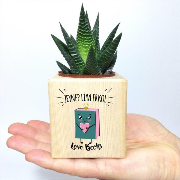 Kişiye Özel Love Books Tasarımlı Ahşap Küp Saksı ve Haworthia Sukulent - MK03 - Image 1