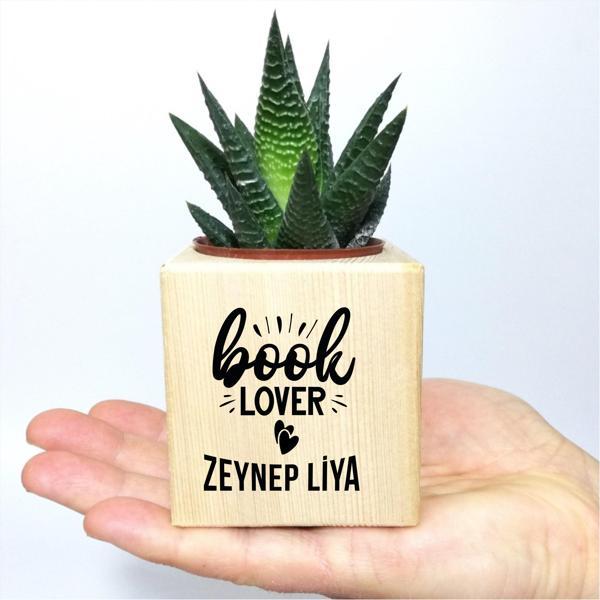 Kişiye Özel Kitapsever Temalı Küp Saksı ve Haworthia Sukulent - MK07 - Image 1