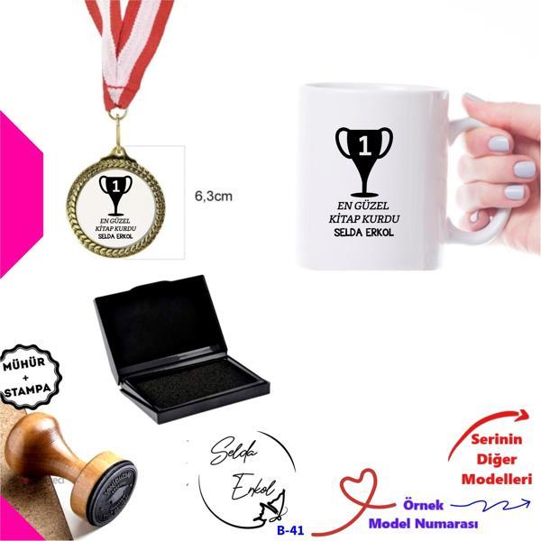 Kişiye Özel Kitap Kurdu Seti - Ahşap Mühür, Madalya ve Kupa Bardak B Serisi - Image 1