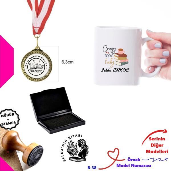 Kişiye Özel Kitap Damgası Seti - Ahşap Kitap Mührü, Metal Madalya ve Beyaz Kupa Bardak B Serisi - Image 1