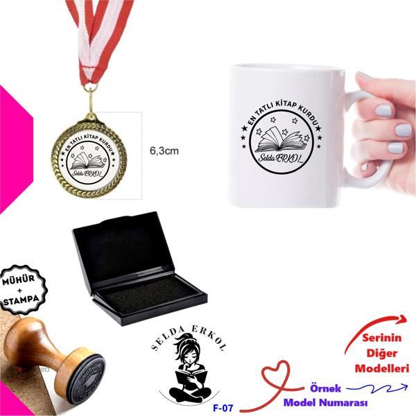 Kişiye Özel İsim Yazılı Hediye Seti - Kitap Mührü, Madalya ve Kupa Bardak F Serisi - Image 1
