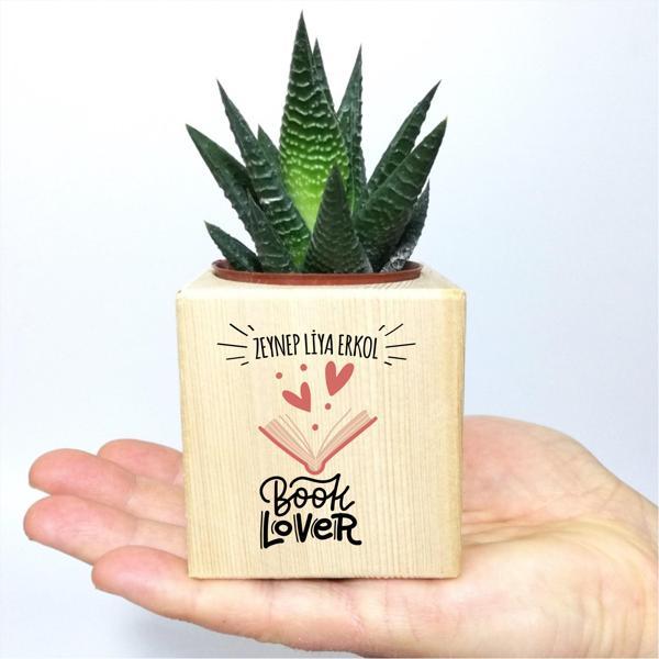 Kişiye Özel Book Lover Temalı Ahşap Küp Saksı ve Haworthia Sukulent - MK04 - Image 1