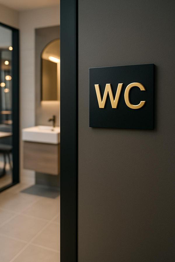 Numa Concept Wc Yönlendirme Tabelası 8,5X8,5 Cm Mdf Üzeri Aynalı Pleksi - Image 1