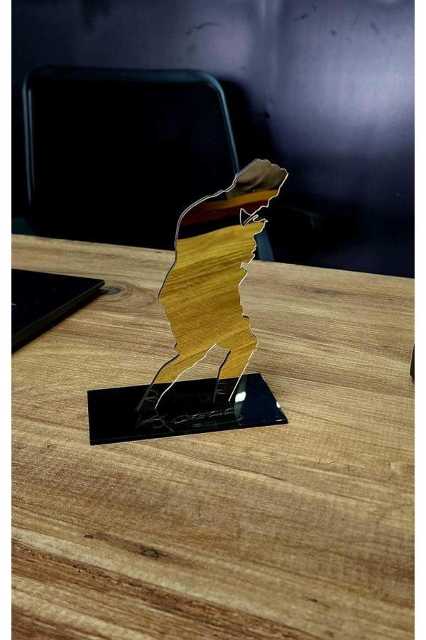 Numa Concept Atatürk Dekoru Masaüstü Süsü Gold Siyah Pleksi 18X14 Cm - Image 1