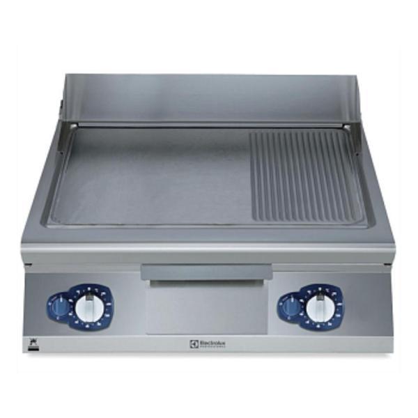 Electrolux Professional Gazlı Izgara, 2/3 Düz Ve 1/3 Fırçalanmış Nervürlü Krom Kaplamalı Çelik Pişirme, Tam Modül Gazlı Izgara, Eğimli, Termostatik Kontrol, Spatula Dahil - 800 Mm E9IIMAAOMEA - Image 1