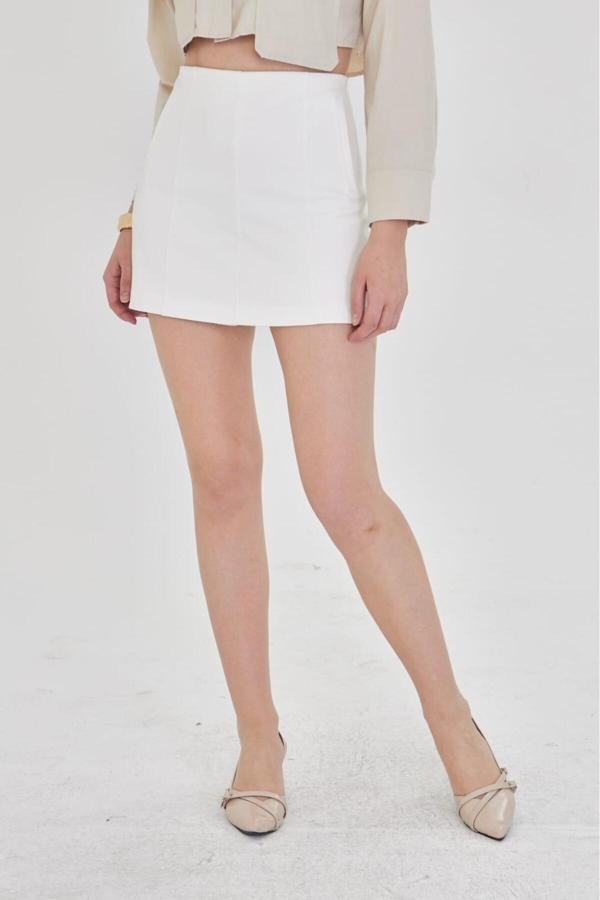 La Pante Normal Bel Arkası Şort Görünümlü Beyaz Mini Şortlu Etek - Image 1