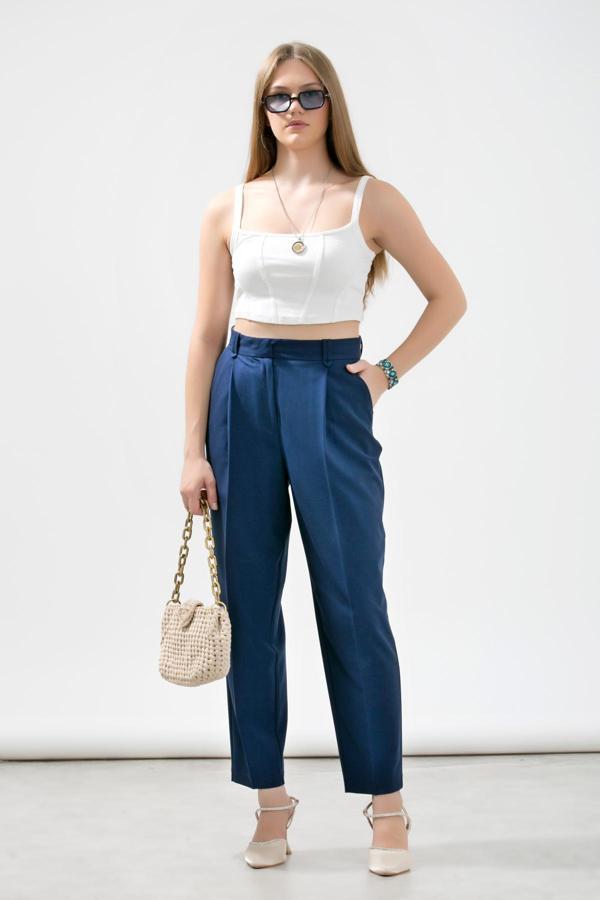 La Pante Önden Pileli Arka Flato Cepli Dokuma Bilek Boy Havuç Pantolon - Image 1