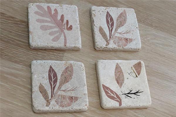 Pembe Desenli Yapraklar Doğal Taş Bardak Altlığı 4'lü set - Natural Stone Coasters - Image 1