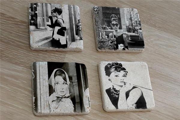 Siyah Beyaz Audrey Hepburn Fotoğrafları Doğal Taş Bardak Altlığı 4'lü set - Natural Stone Coasters - Image 1
