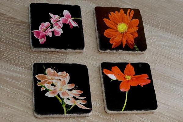 Siyah Zemin Orkide ve Gerbera Çiçekleri Doğal Taş Bardak Altlığı 4'lü set - Natural Stone Coasters - Image 1