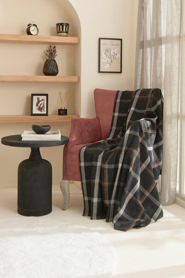 Karaca Home Flanel Throw Tv Battaniyesi Siyah-Gri  - Image 1