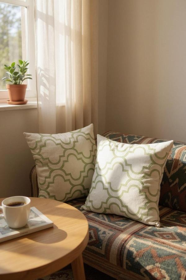 Frefly Beyaz Zeminde Yeşil Geometrik Motifli Mozaik Desenli Dijital Baskılı Yastık Kırlent Kılıfı - Image 1