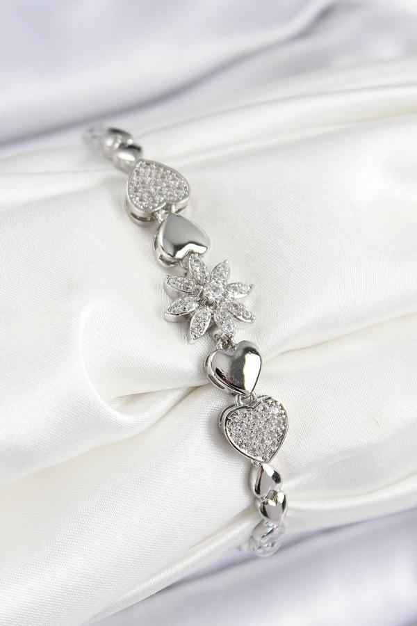 Pirinç Zirkon Taşlı Kalp Detaylı Çiçek Model Gümüş Renk Kadın Bileklik - Image 1