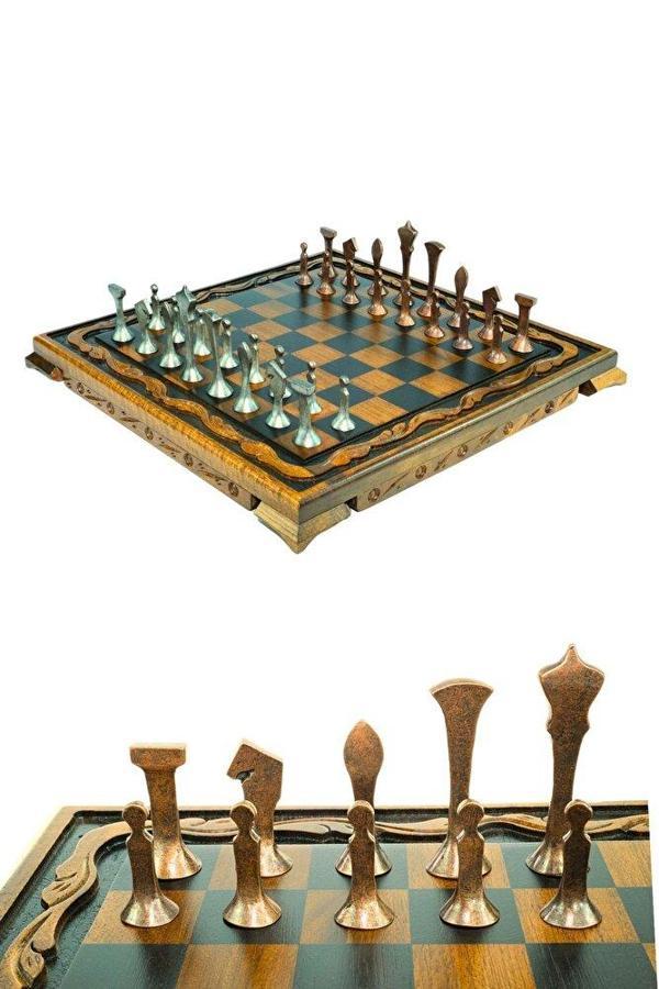 MC44 Büyük Boy Metal Satranç Takımı – Gerçek Ceviz Tahta – El Yapımı Antik Taşlar 35x35cm - Image 1
