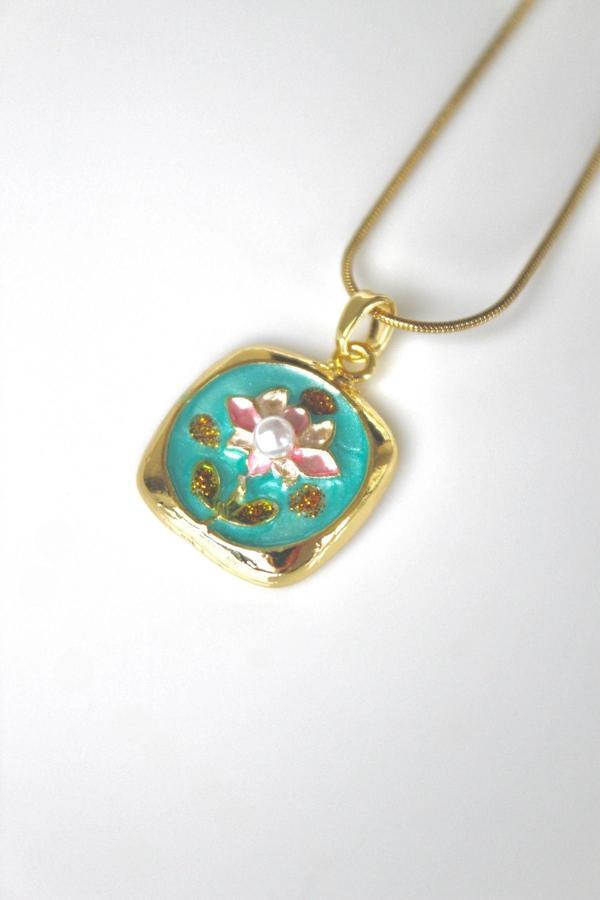 İncili Kare Pembe Lotus Çiçeği Motifli Kabartma Manzara Tasarım Kadın Çelik Kolye - Image 1