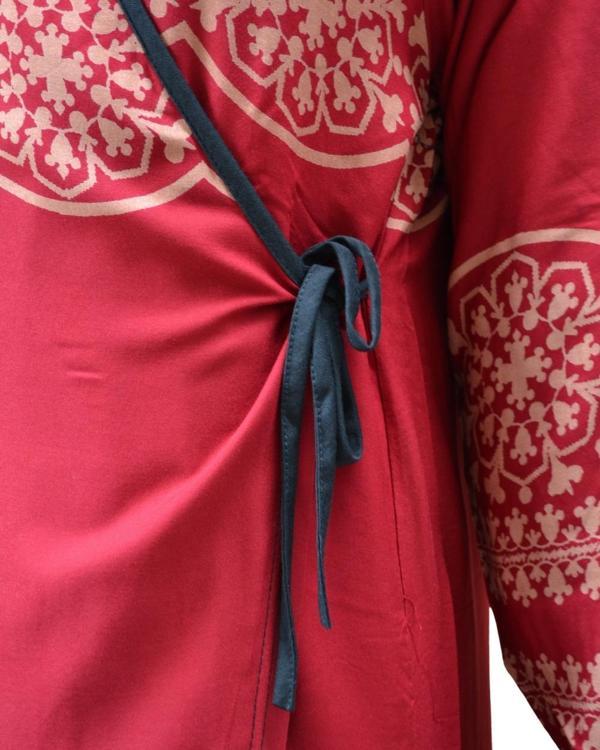 Geometrik Desenli Kruvaze Namaz Elbisesi – %100 Viskon, Yandan Bağlamalı 36-46 Beden - Image 1