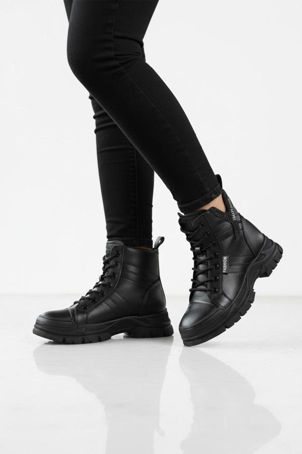 Siyah İçi Polarlı Kaymaz Taban Kadın Bot 24K310-14 Z - Image 1