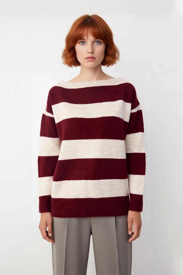 Kadınlar İçin Konforlu Oversize Kayık Yaka Çizgili Triko Kazak Kış Mevsimi Şıklığını Tamamlıyor. - Image 1