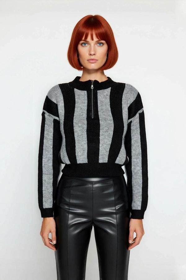 Kadın Çizgili Oversize Triko Kazak Fermuarlı Dik Yaka Detayıyla Günlük Stilinizi Tamamlar. - Image 1