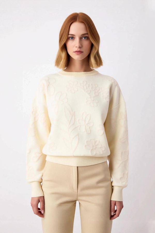 Kadın Ekru Çiçek Dokulu Regular Kesim Bisiklet Yaka Triko Kazak Kış Günleri İçin Konforlu Stil - Image 1