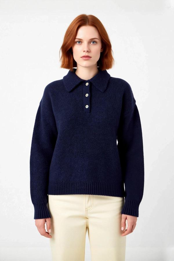 Kadın Lacivert Geniş Kalıp Triko Kazak Polo Yaka Tasarımıyla Soğuk Kış Günlerinde Konfor Sunar - Image 1