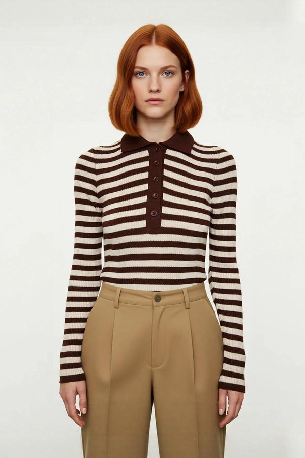 Kadın Çizgili Polo Yaka Fitted Triko Kazak Akrilik Dokusuyla Casual ve Günlük Şıklık Sunar - Image 1