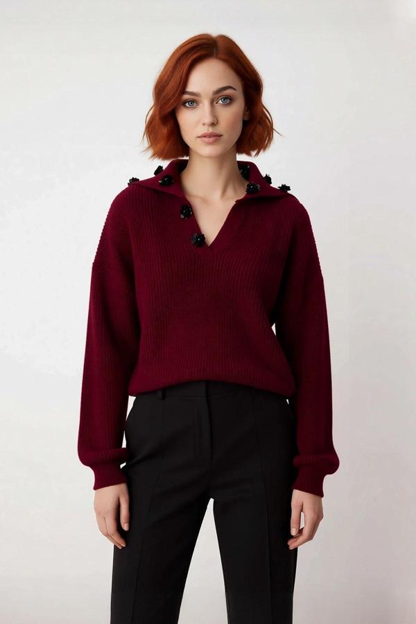 Kadın Akrilik Triko Selanik Dokuma Devrik Yaka Gül Aksesuarlı Uzun Kollu Rahat Kışlık Kazak - Image 1