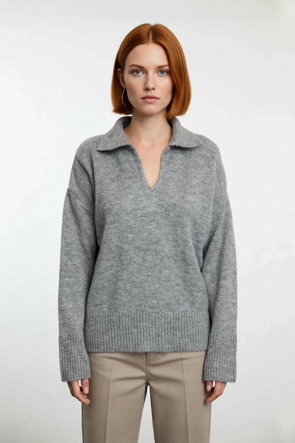 Kadınlar İçin Kışlık Oversize Basic Triko Kazak Polo Yaka Düşük Kol Yumuşak Dokusuyla Konfor Sunar - Image 1