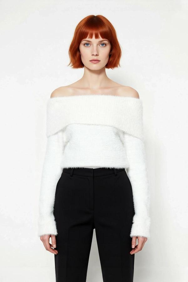 Kadın Tüylü Dokusuyla Ekstra Yumuşak Carmen Yaka Crop Triko Kazak Kış Kombinleri İçin İdeal - Image 1