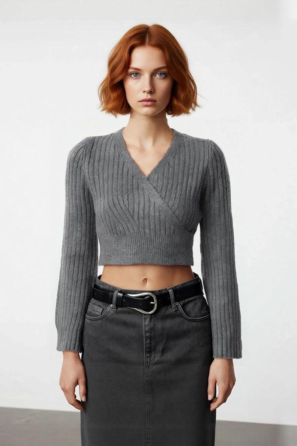 Kadınlara Özel Fitilli Kruvaze Crop Triko Kazak Serin Havalarda Şıklığı ve Konforu Bir Arada Sunar - Image 1