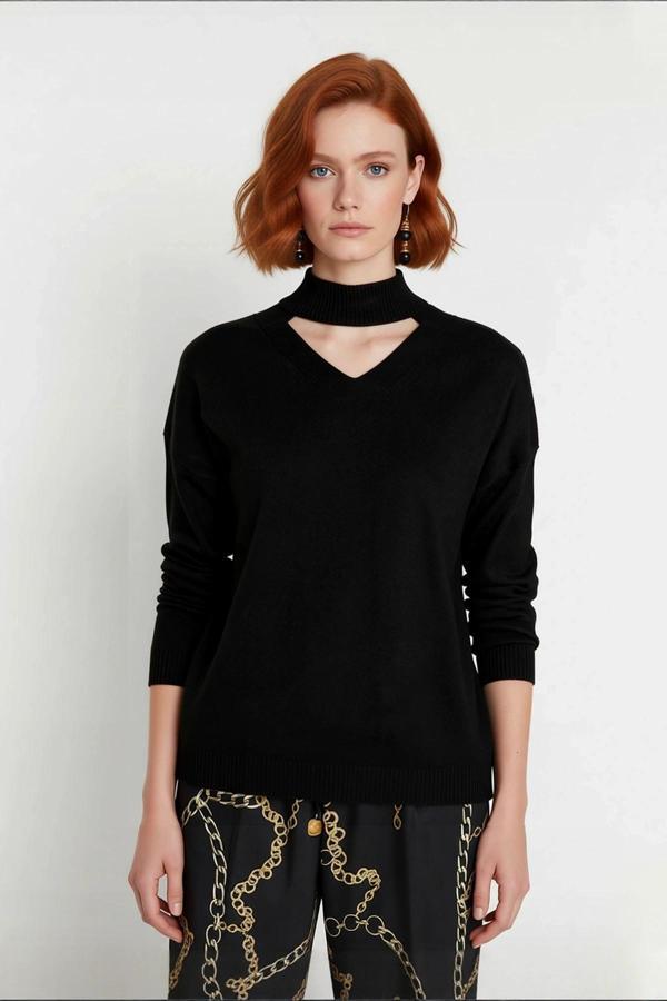 Zarif Kadın Choker Yaka Siyah Regular Triko Kazak Stiliyle Kış ve Sonbahar Şıklığınıza Dokunuş - Image 1