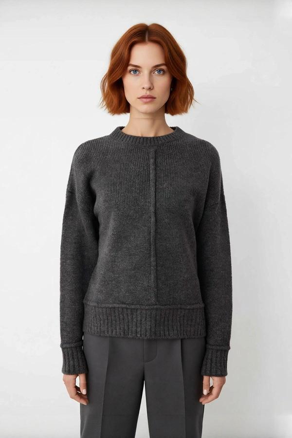 Kadın Gri Triko Oversize Bisiklet Yaka Düşük Kol Rahat Günlük Kış Kombinlerinin Vazgeçilmezi - Image 1