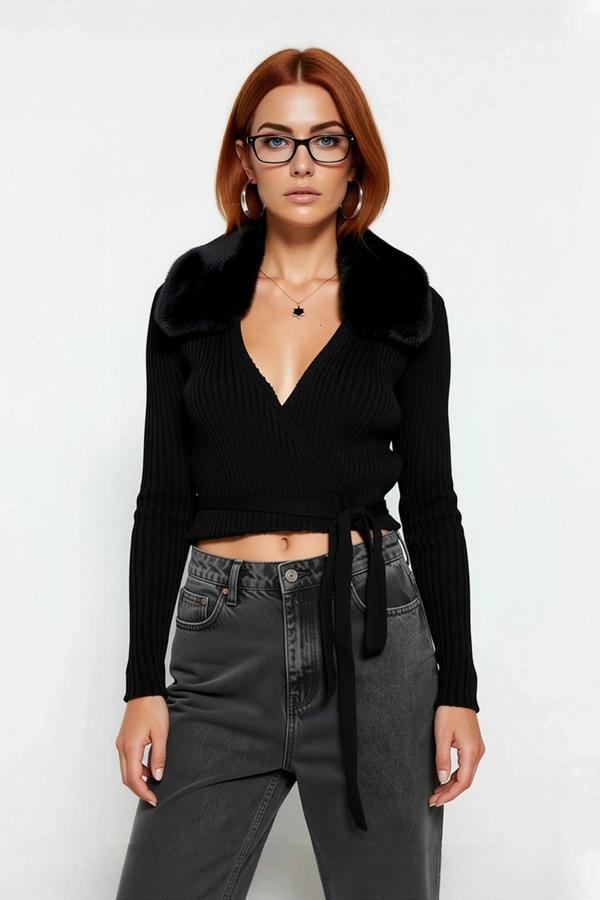 Kadın Kürklü Yaka Bağcıklı Fitted Kesim Crop Triko Kazak Sonbahar Kış Stilinize Konfor Katacak - Image 1