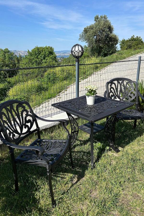 Ceritti Ferforje Görünümlü İstiflenebilir Masa Sandalye 2 Kişilik Plastik Siyah Kare Masa Takımı - Image 1