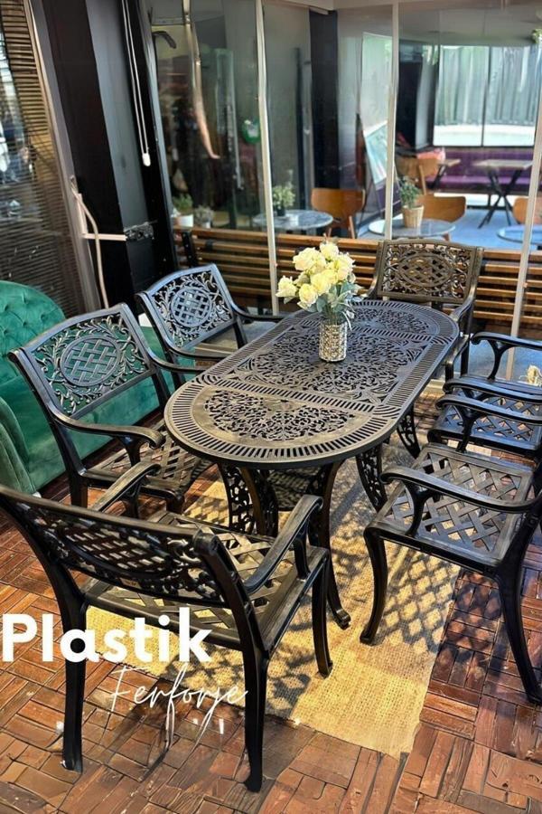 Chiron Baby Ferforje Görünümlü Masa Sandalye, Dış Mekanda Kullanılabilir, 6 Kişilik Plastik Siyah Masa Takımı - Image 1